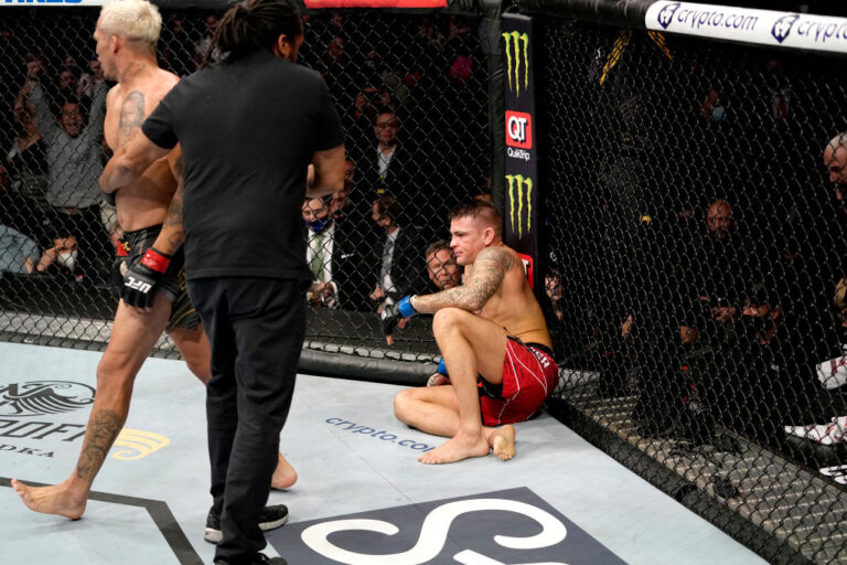 Charles Oliveira beats Dustin Poirier