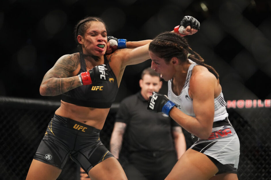 Julianna Pena punches Amanda Nunes
