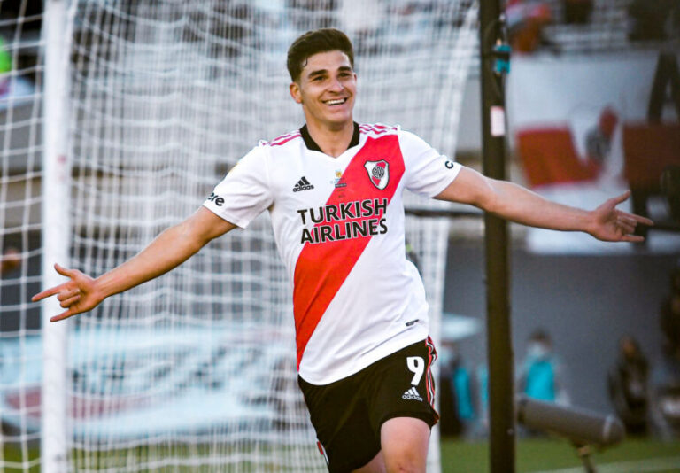 Julian Alvarez could be set to join Manchester United